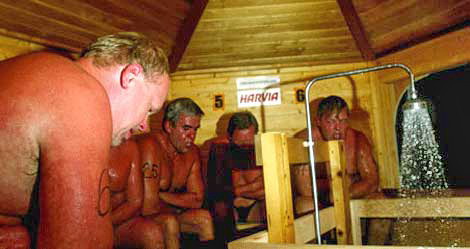В Финляндии проводится чемпионат по сауне, суть которого заключается в том, кто больше пробудет в сауне при температуре в 110 градусов по цельсию.Иногда участники состязания погибают.