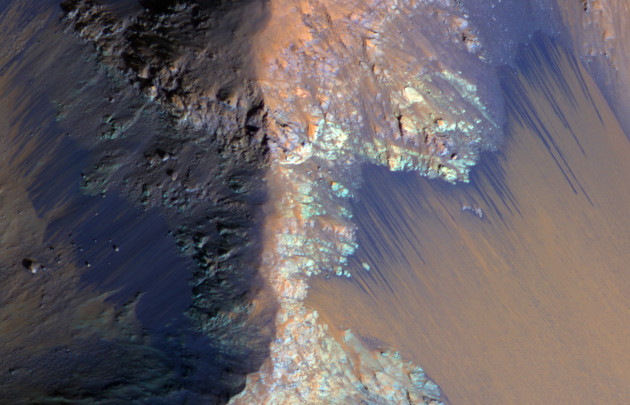Ученые считают, что это - следы воды на каньоне Копратес Касма. Информация еще не подтверждена // NASA