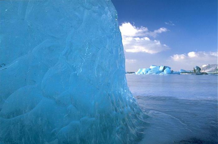 В узлах кристаллической решетки сухого льда находится