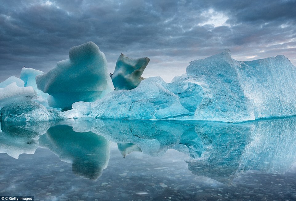 Летнее таяние айсбергов в Йёкюльсаурлоуне, Исландия. В чистейшей воде виден каждый камушек.