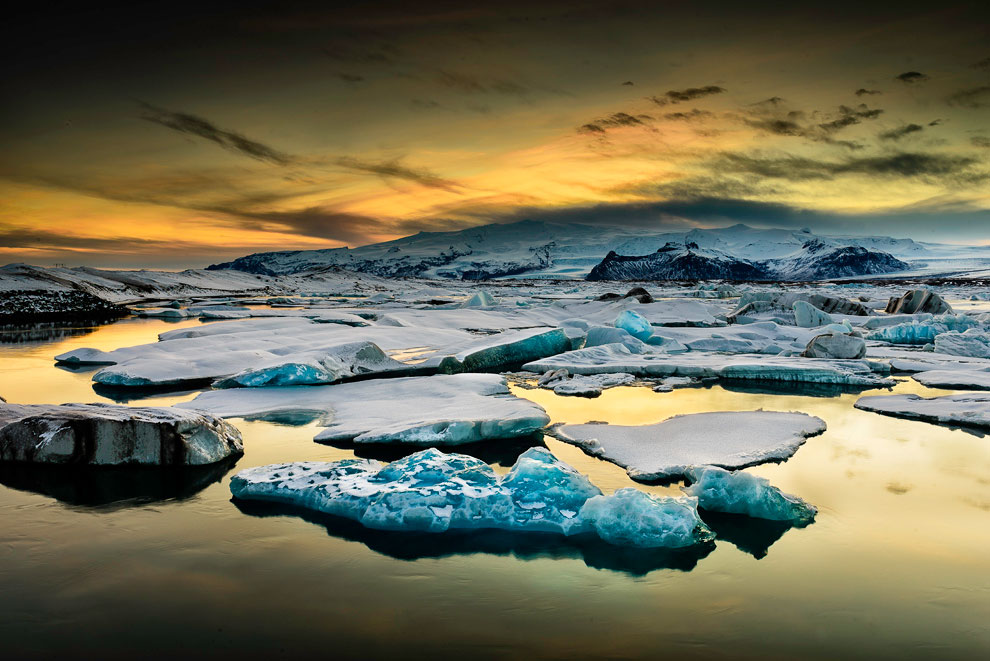 В море и океане при замерзании воды образовывается морской лед. Так как морская вода соленая, замерз