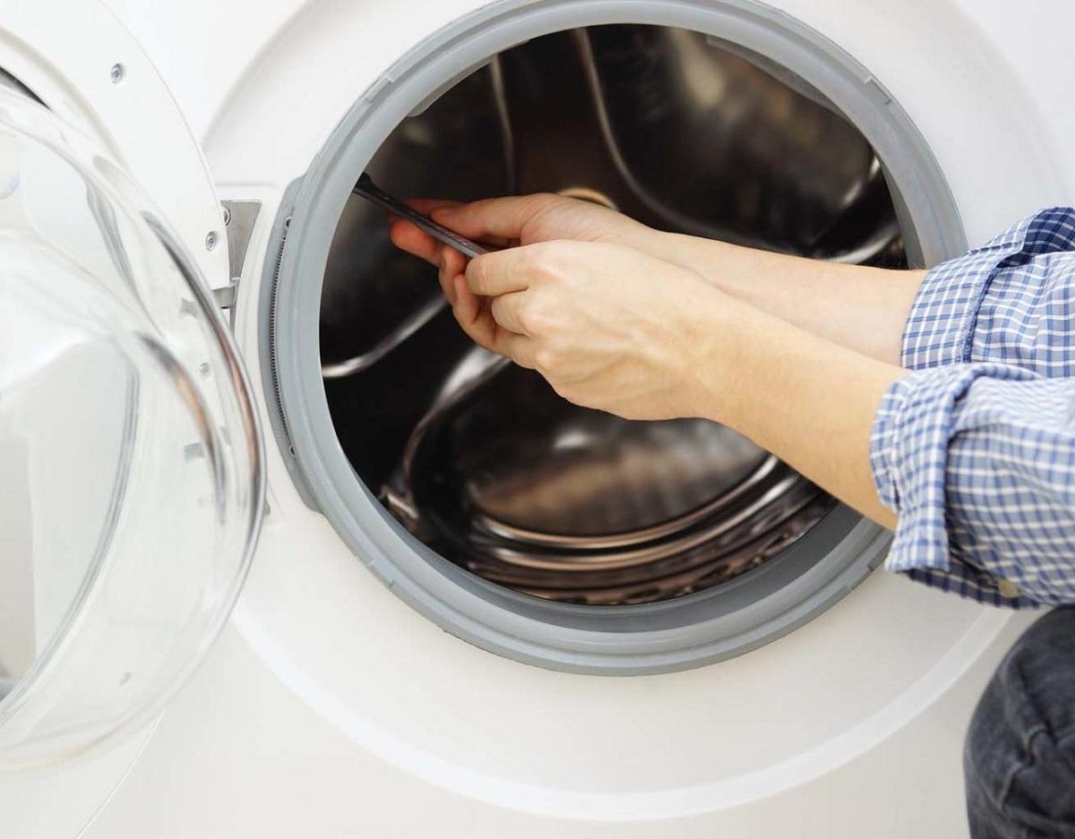 Если вы никогда не ремонтировали стиральные машины, то самостоятельно ее лучше не разбирать 