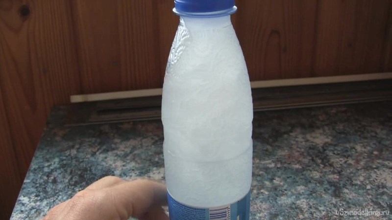 заморозка воды в пластиковой бутылке
