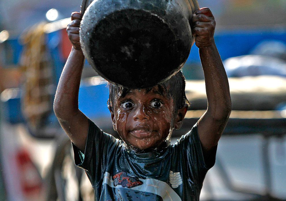 Умывание на обочине в индийском городе Ченнаи