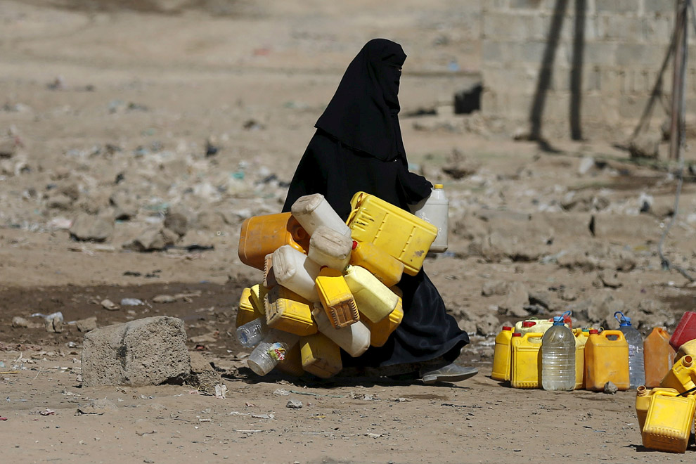 В этом районе Саны, Йемен все ходят на единственную колонку, пытаясь наполнить как можно больше емкостей