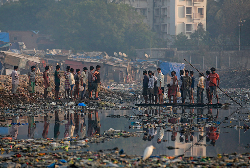 Переправа через канализационной канал в трущобах Мумбаи