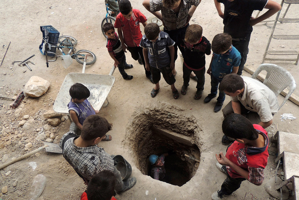 Местные жители роют колодец в пригороде Дамаска, Сирия