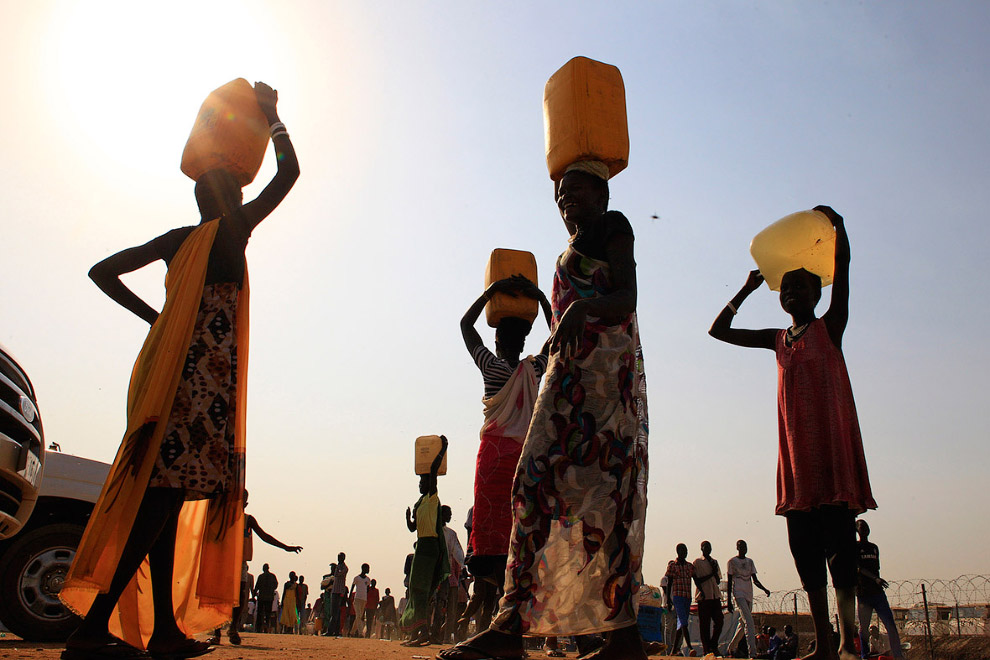 Переноска воды недалеко от столицы Южного Судана
