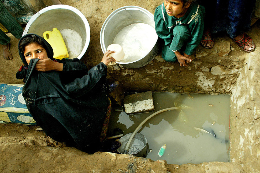 Сбор воды из какой-то дыры в земле недалеко от Багдада