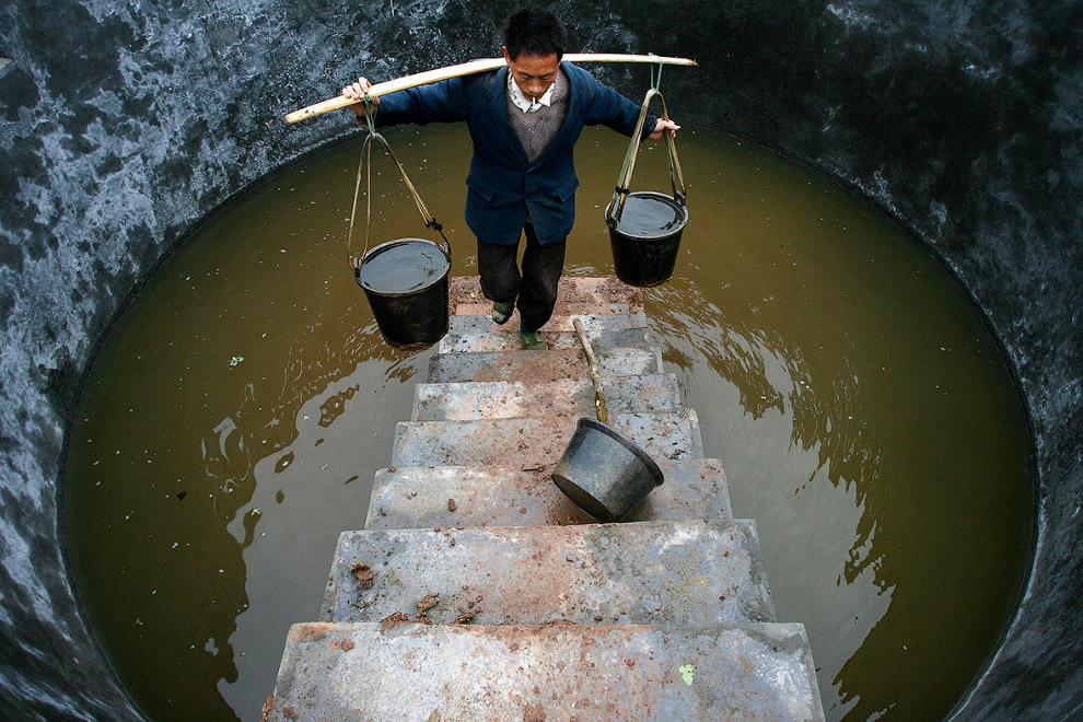 Сомнительный резервуар с водой на юго-западе Китая в провинции Сычуань
