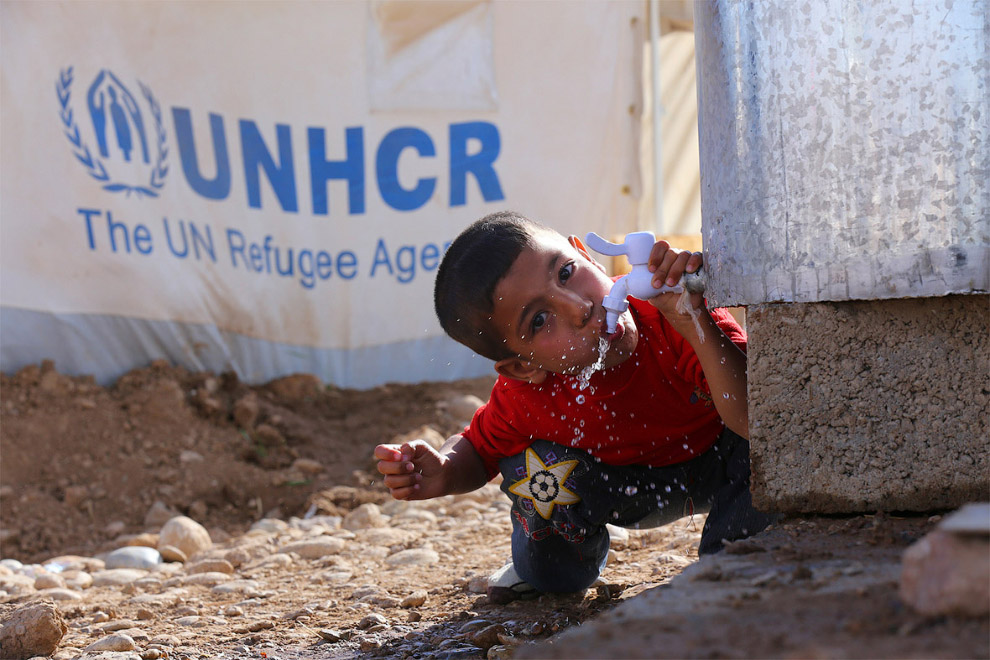 Привезли воду в лагерь беженцев на окраине города Эрбиль в Ираке