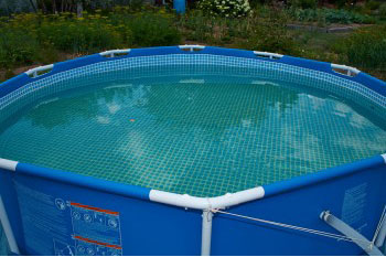 каркасный бассейн для дачи с чистой водой