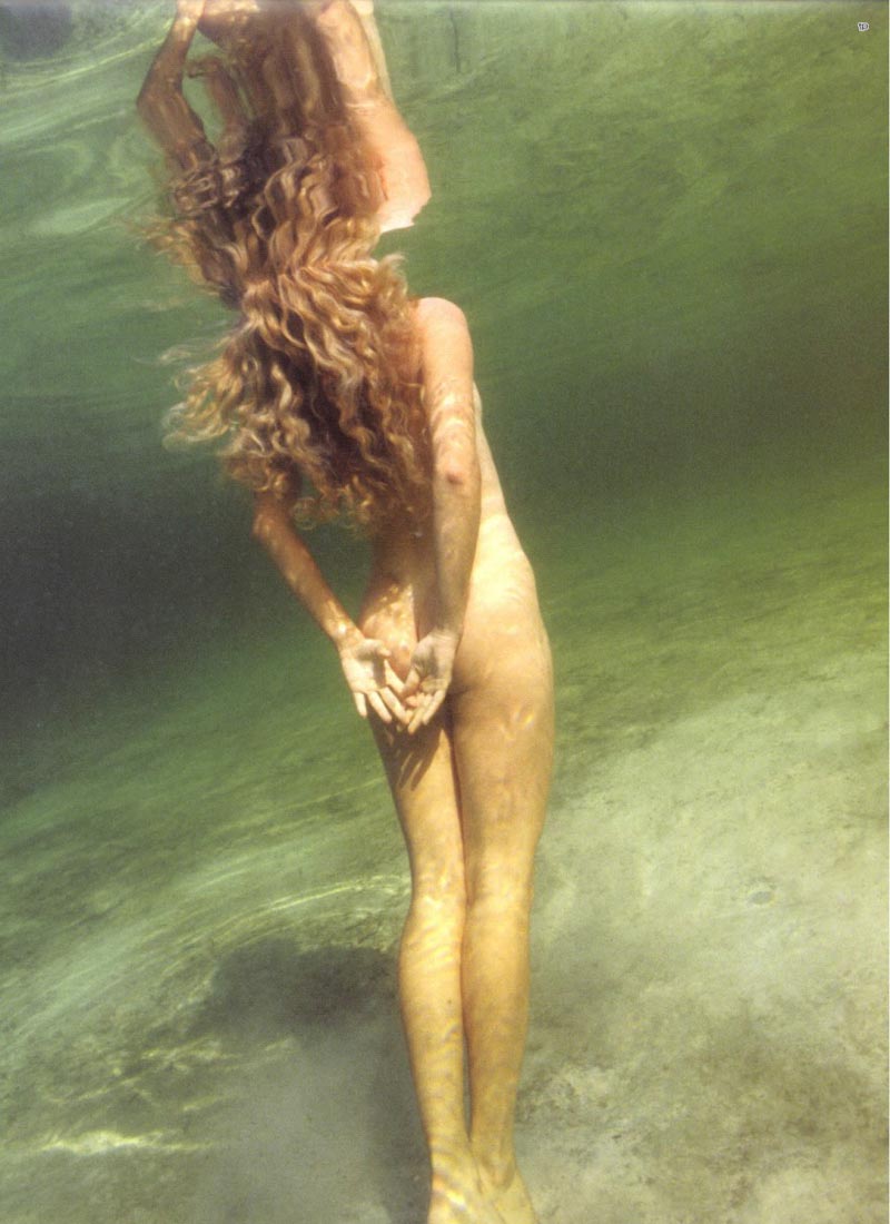 Сексуальная и красивая девушка занимется подводным плаванием