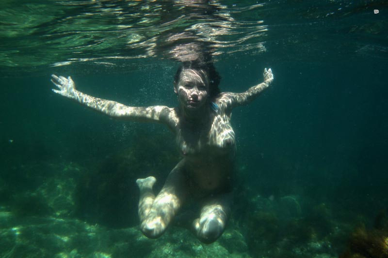 Эротичная девушка плавает под водой