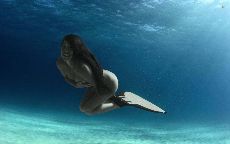 Эротичная девушка плавает под водой