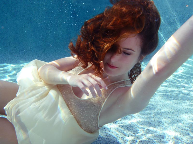 Сексуальная и красивая девушка занимется подводным плаванием