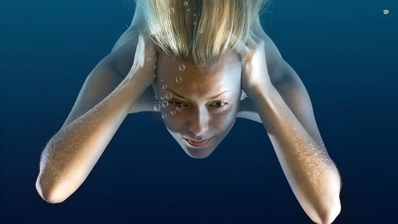 Сексуальная девушка плывет под водой