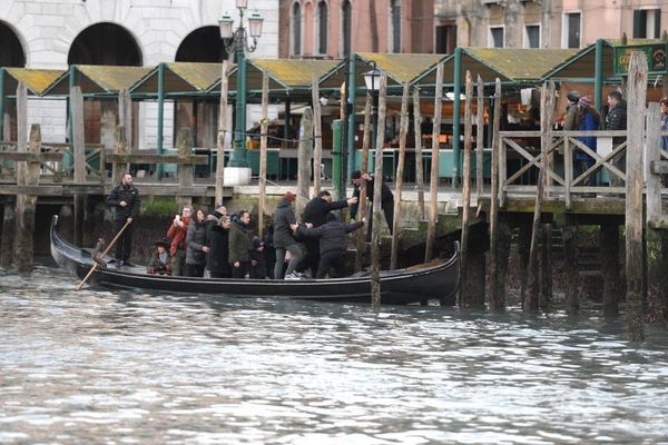 Венеция пересохла: шокированных туристов встретили каналы без воды
