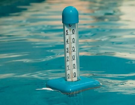 Чтобы в бассейне было комфортно плавать, нужно нагревать воду до оптимальной температуры 