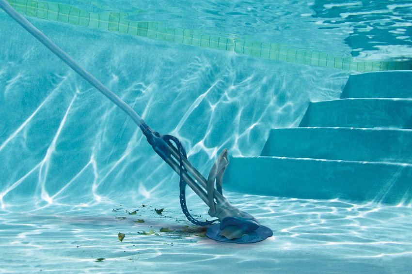 Пылесос для бассейна помогает справиться с осадком, а также налетом, который образуется по ватерлинии бассейна