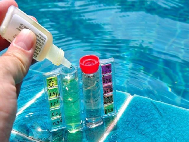 Определение pH воды при очистке бассейна