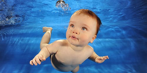 ребенок под водой