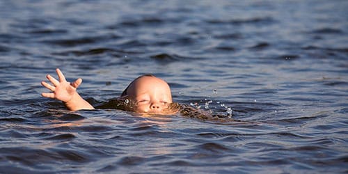 малыш тонет в реке