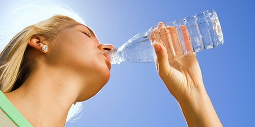 пить воду