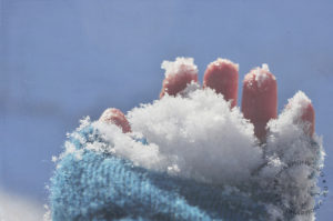 Обтирать пальцы снегом
