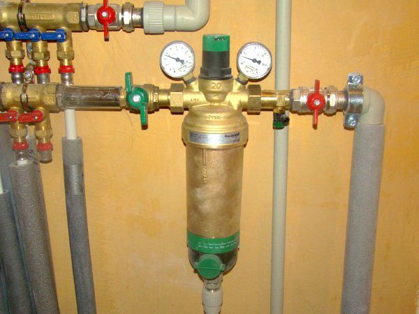 Установка фильтра для очистки воды на подающий трубопровод 