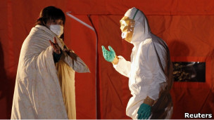 Двое людей в зоне заражения возле Фукусимы