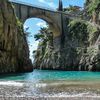 Италия, Кампания, Пляж Кала-ди-Фуроре, мост