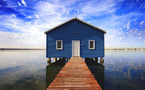 Дом на озере на сваях