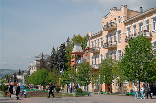 Курортный бульвар города Кисловодска. Здесь расположены Главные нарзанные ванны. Фото Игоря Константинова.