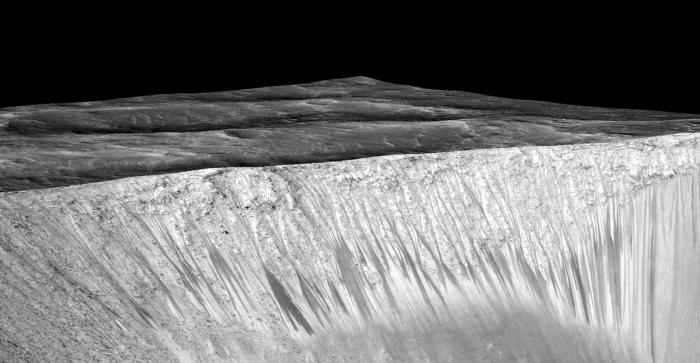  3D-модель участка поверхности Марса, воссозданная по снимкам с орбиты. Темные вытянутые полосы на склонах образованы действием жидкой воды. Фото: NASA/JPL/University of Arizona