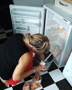На дне холодильника вода