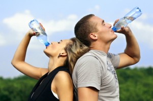парень и девушка пьют воду