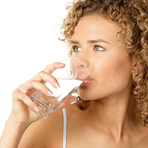 девушка, пьющая воду