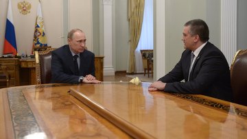 Президент России Владимир Путин и председатель Совета министров Республики Крым Сергей Аксенов
