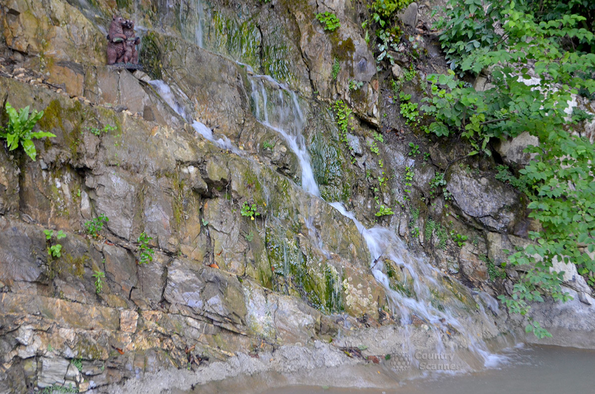 Водопад близ нарзанного источника Чвижепсе.