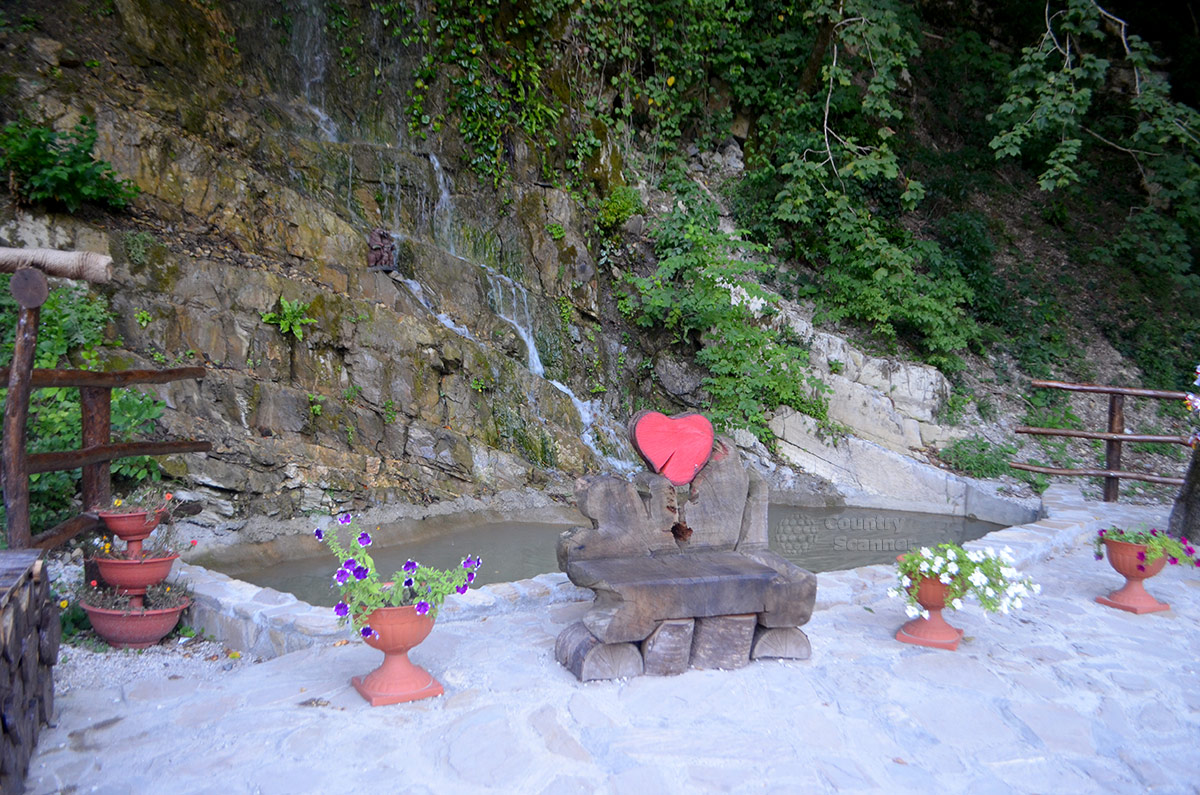 Нарзанный источник Чвижепсе. Скамья влюбленных возле бассейна у водопада.