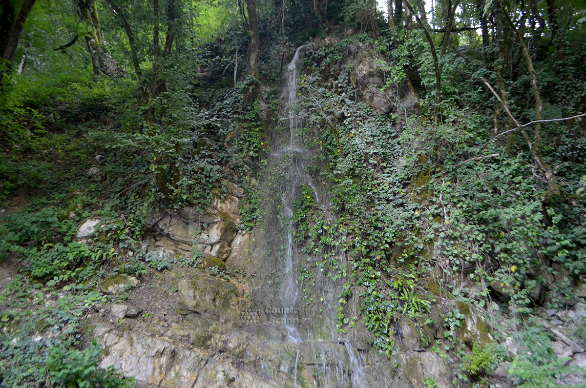 Нарзанный источник Чвижепсе. Вторая достопримечательность – местный водопад.