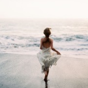 Девушка бежит к морю