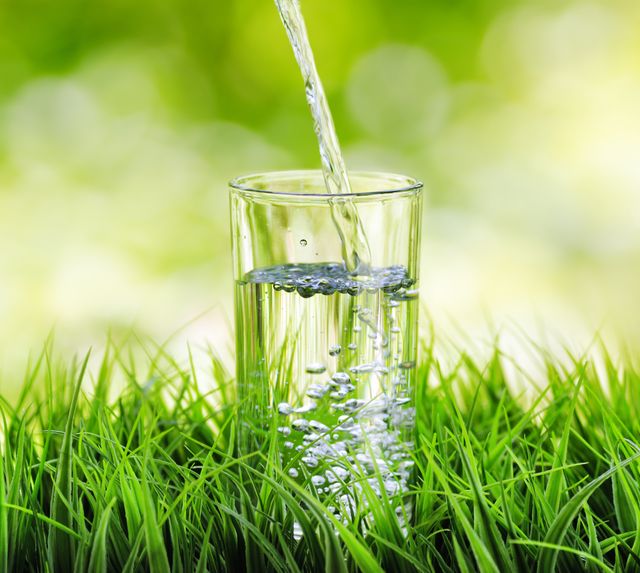 Питьевой режим в жару: как правильно пить воду летом?