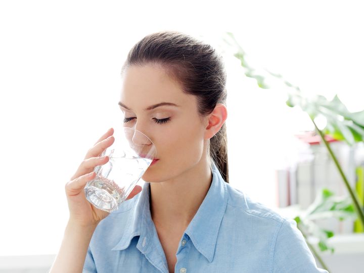 Питьевой режим в жару: как правильно пить воду летом?