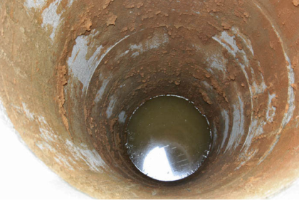 Вода в колодце может загрязняться и с наружной поверхности шахты