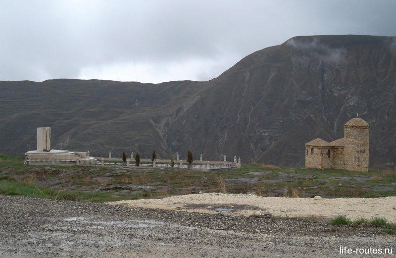 Памятник Льву Толстому и Хаджи-Мурату, а также небольшая мечеть на Матласском плато