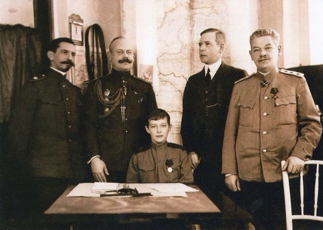 В.Н.Воейков (второй слева, в мундире) среди учителей царевича Алексея.