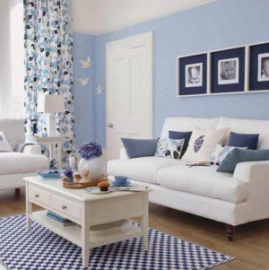 интерьер гостиной в белом и синем цвете